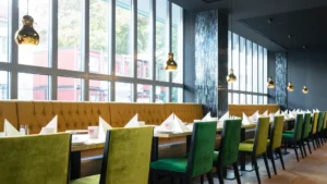 Restaurant met lange tafelopstelling en gedekte tafels