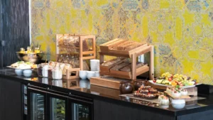 Uitgebreid ontbijtbuffet met brood, fruit en diverse gerechten