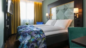Moderne hotelkamer met tweepersoonsbed en sfeervolle verlichting