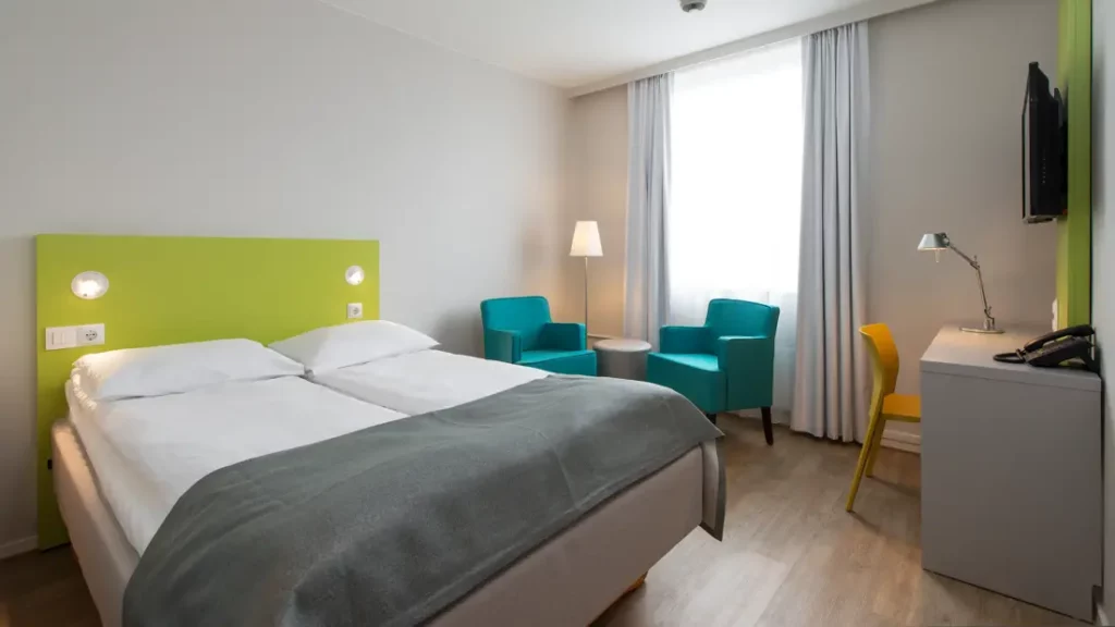 Moderne hotelkamer met comfortabel bed en zithoek