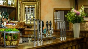 verschillende soorten bier van de tap bij de bar