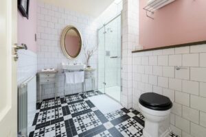 Stijlvolle hotelbadkamer met inloopdouche, patroontegels en wastafel
