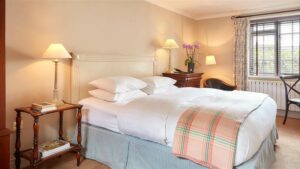 Klassieke slaapkamer met tweepersoonsbed en nachtkastjes