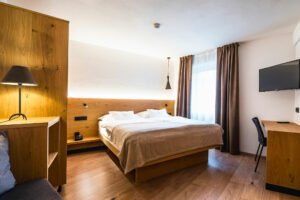 Comfortabele hotelkamer met houten details en zithoek
