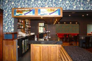 bar in het hotel falls of lora