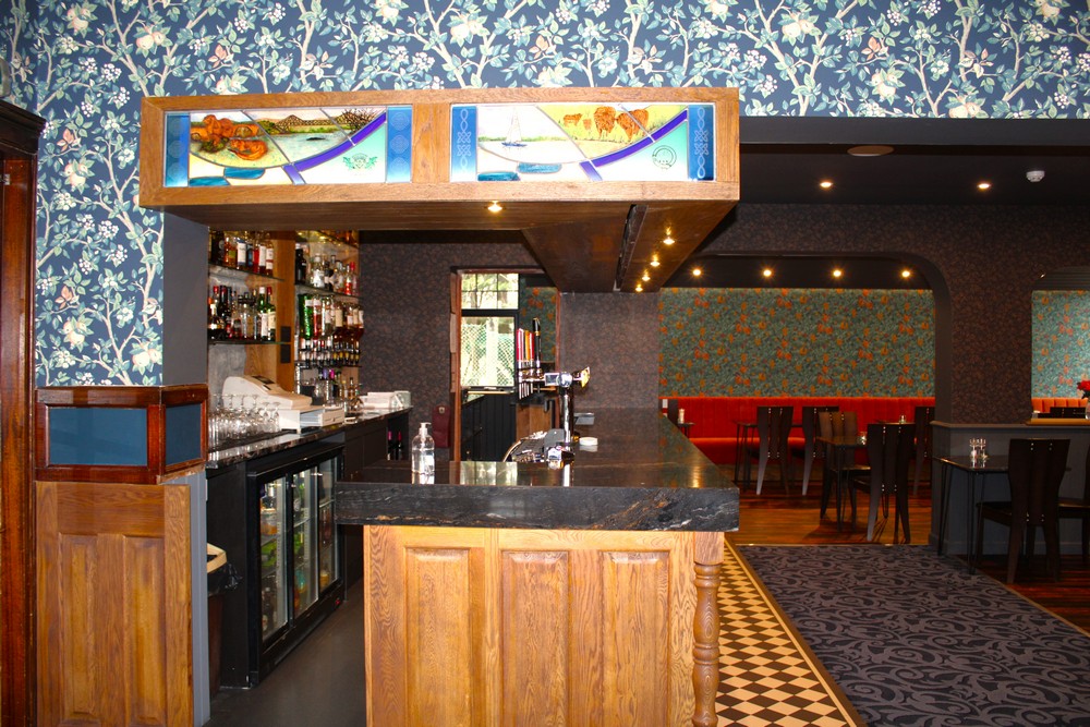 bar in het hotel falls of lora