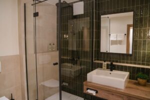 Moderne badkamer met inloopdouche en wastafel