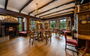 Traditionele eetzaal met tafels en stoelen