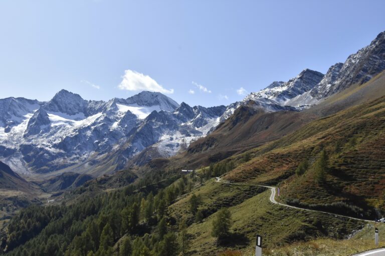 Berglandschap met slingerende weg en hoge bergtoppen