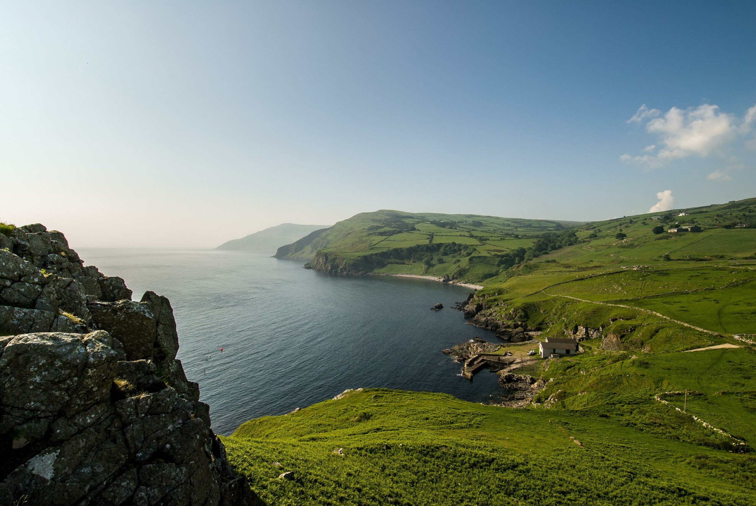 Groene kustlijn met kliffen langs de zee in Ierland