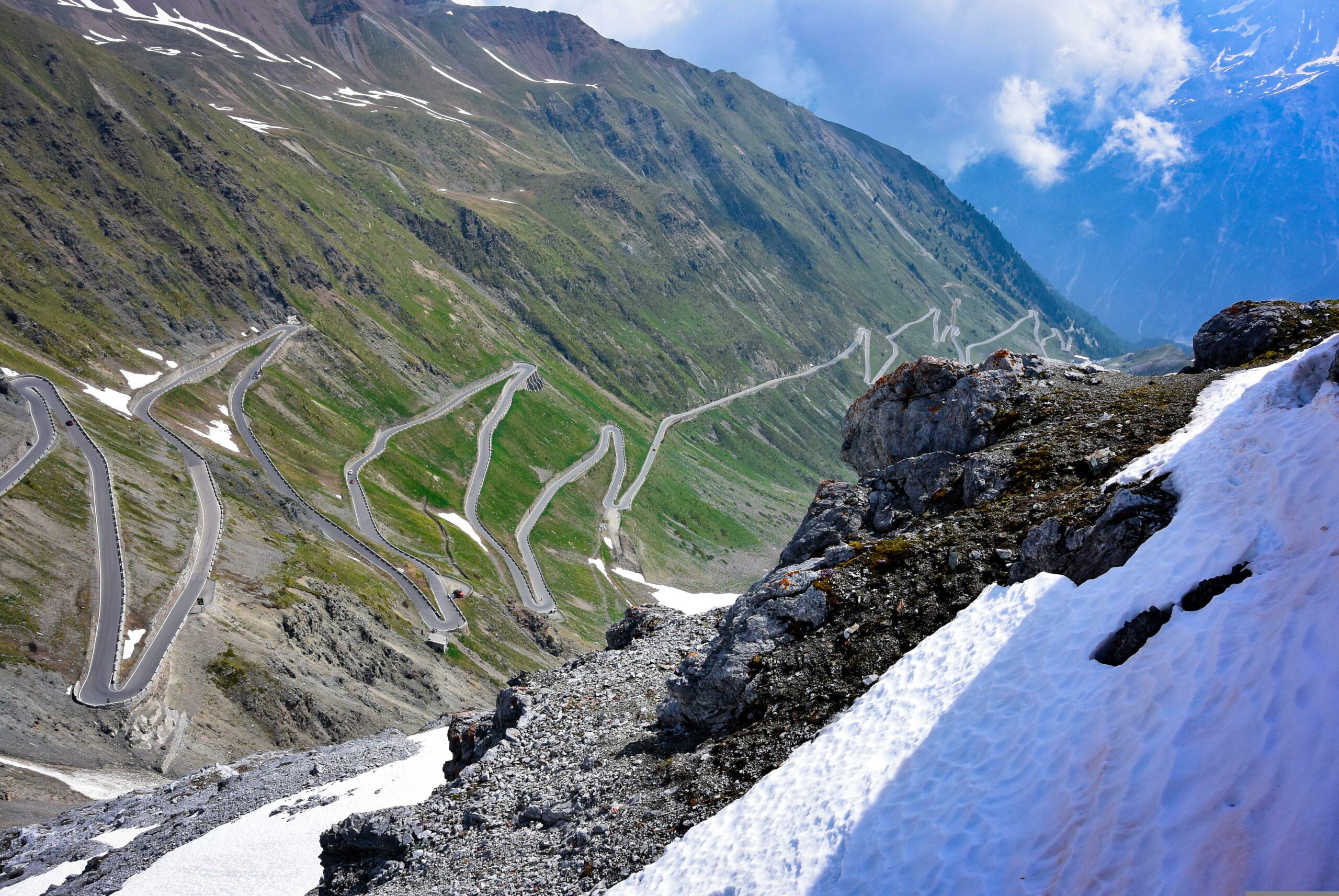 Stelviopas in Italië met steile haarspeldbochten en uitzicht over een diep bergdal