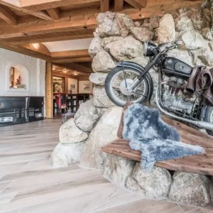 Klassieke motorfiets verwerkt in interieur met natuurstenen wand