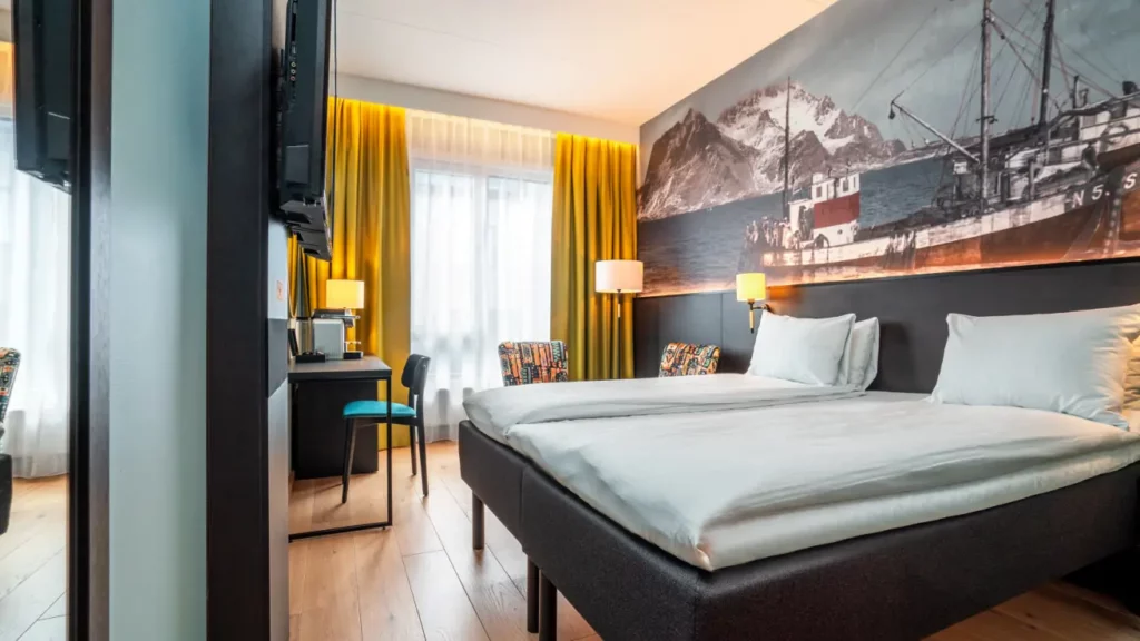Moderne hotelkamer met tweepersoonsbed en wanddecoratie