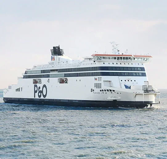 veerboot van P&O ferrymasters vaart op zee