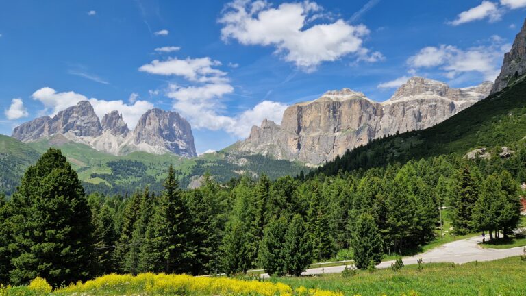 Panoramisch uitzicht op het berglandschap van de Dolomieten