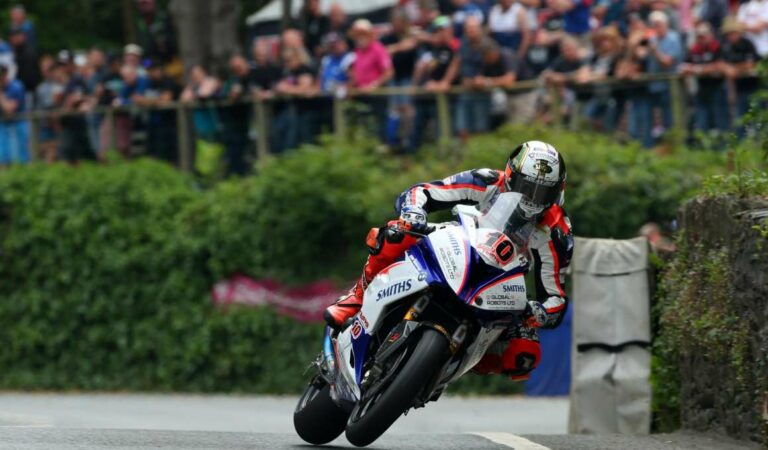 Motorrijder tijdens een race op het Isle of Man TT-circuit