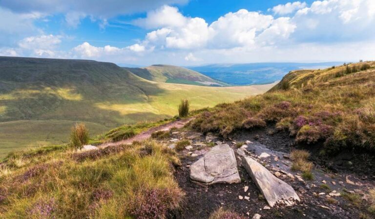 Hooggelegen heuvellandschap met rotsen en smal pad in Wales