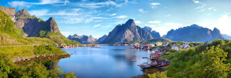 Panoramisch uitzicht over de Lofoten met bergen, water en een dorp langs de kust