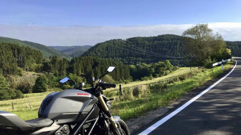 Motorfiets langs bochtige wegen met uitzicht over het heuvelachtige landschap van het Sauerland
