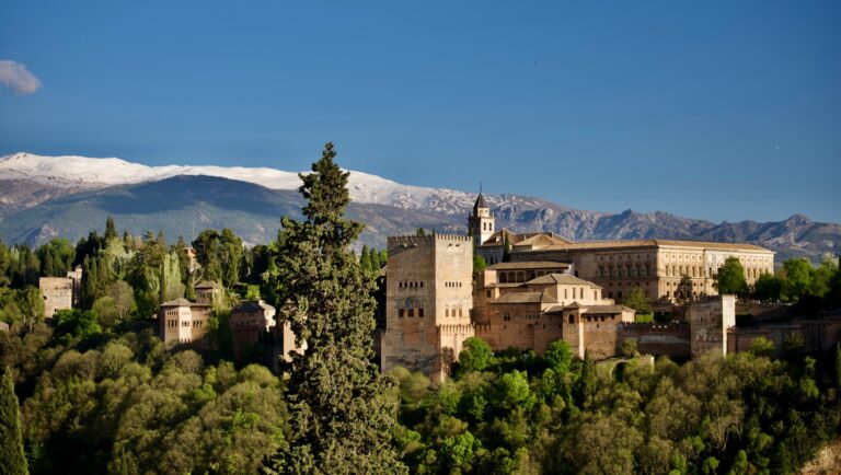 Het Alhambra in Granada met op de achtergrond de besneeuwde toppen van de Sierra Nevada