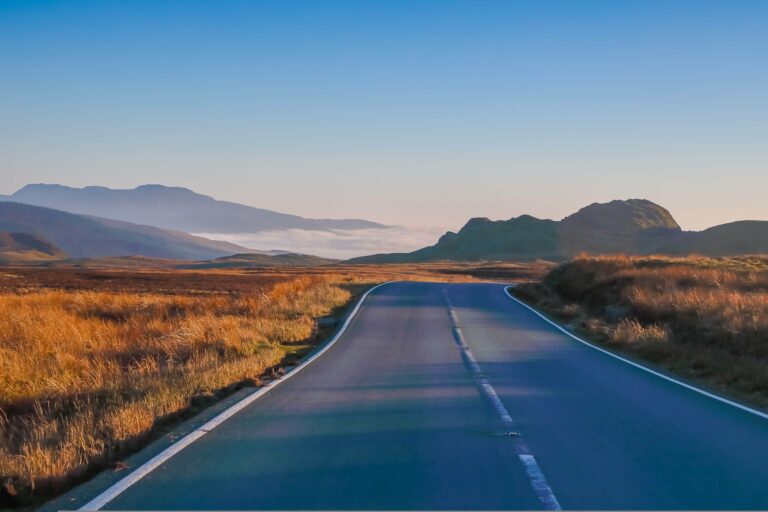 Weg door het heuvelachtige landschap van Wales