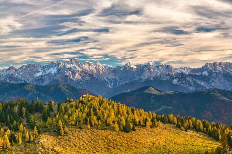 Besneeuwde bergtoppen van de Alpen in de verte