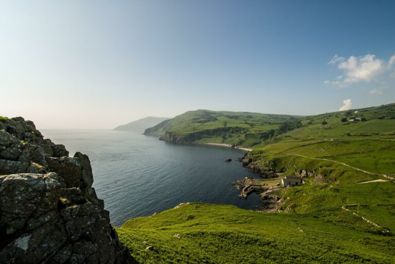 Groene kustlijn met kliffen langs de zee in Ierland